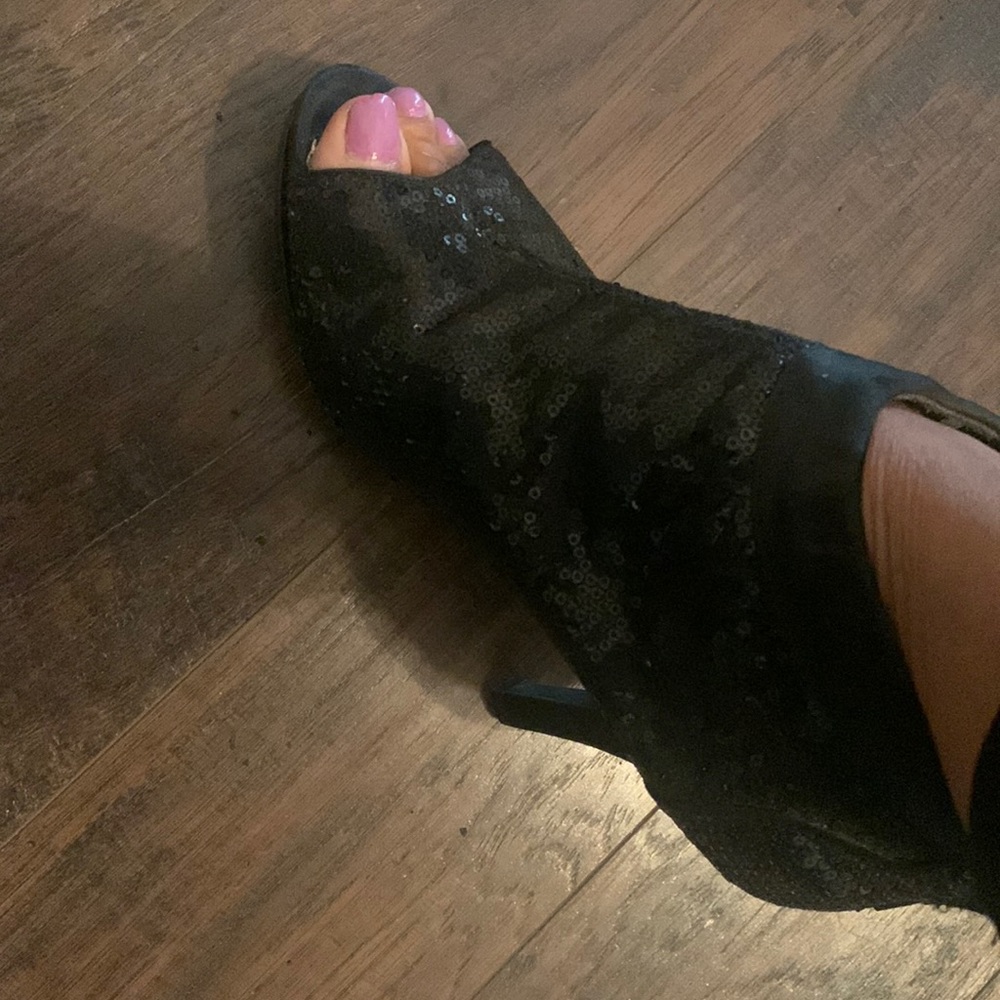 Beautiful sequence black ankle boot